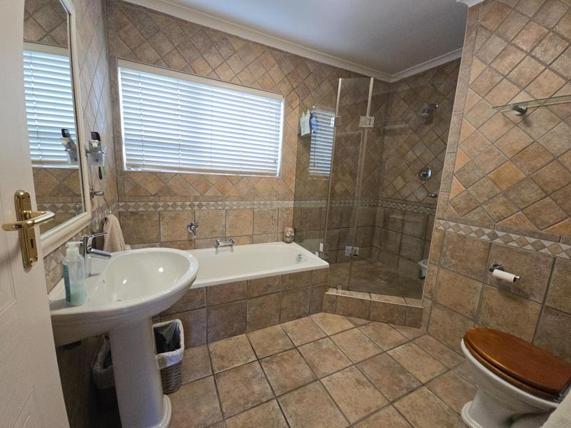 To Let 5 Bedroom Property for Rent in Goedehoop Western Cape